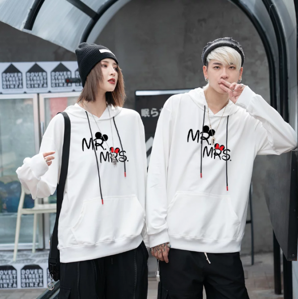 Baju dengan desain couple hoodie yang nyaman